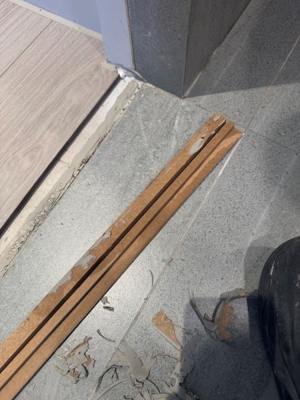 木地板修補案例,浴室區隔調整前