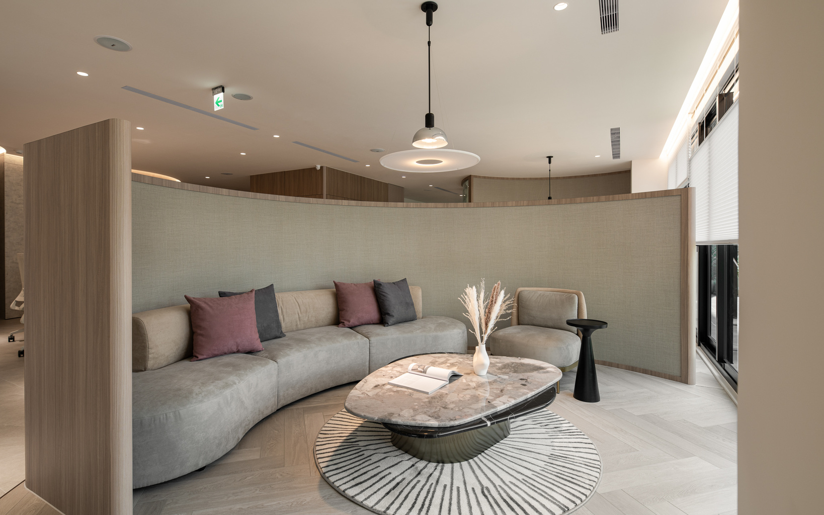 醫療生技公司的休息區人字拼木地板案例