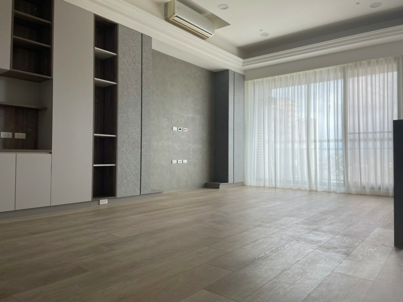 小空間用SPC地板的淺色木紋鋪設案例