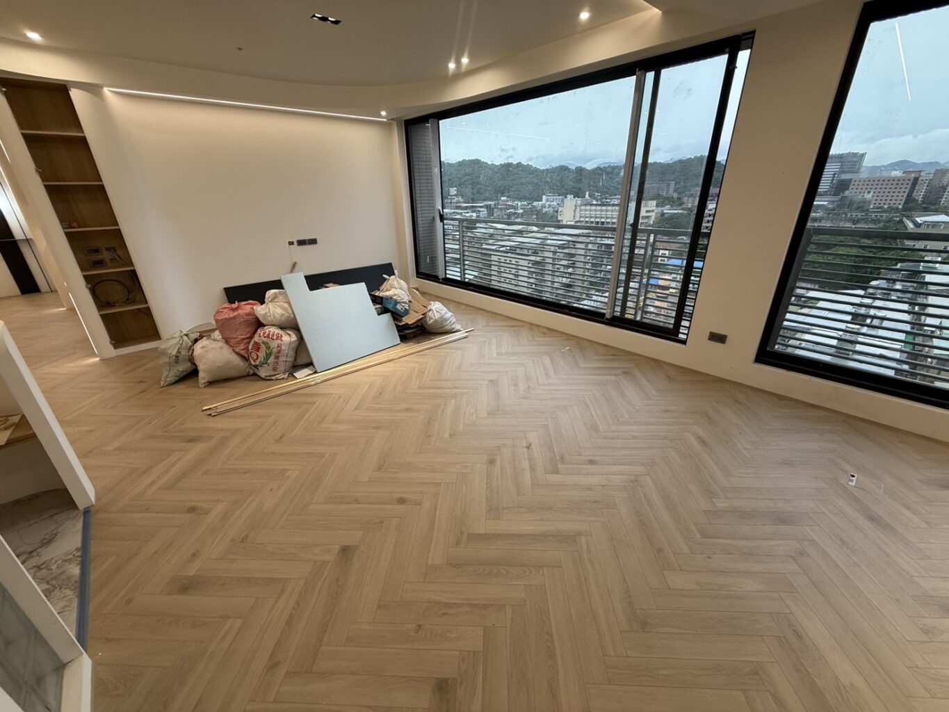 超耐磨木地板推薦-人字拼實際照片-客廳