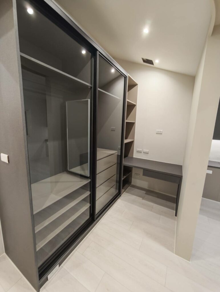 衣櫃衣櫥間的系統櫃實照－１