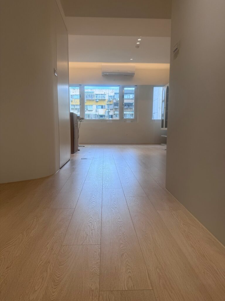 拯救狹長老屋!「精煉淺橡」木地板讓30坪空間視覺翻倍