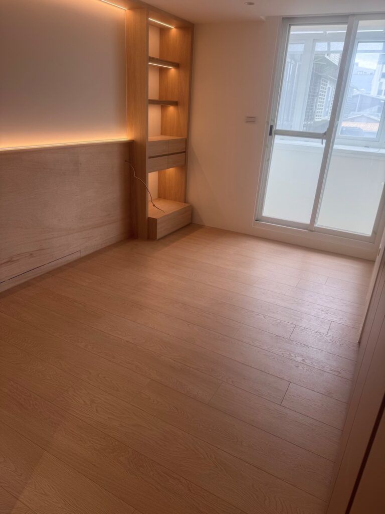 從毛胚到溫暖居家:與超耐磨木地板交織的現代減壓宅